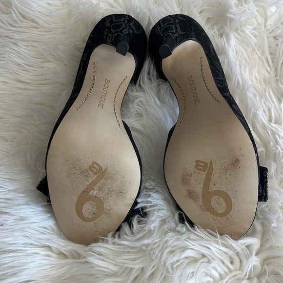 🔹 Boutique 9 Snakeskin Print with Rhinestone Bow Peep Toe Pump - Picture 2 of 7